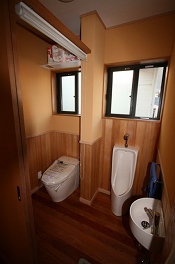 車椅子で介護者も一緒に入れる広いトイレ